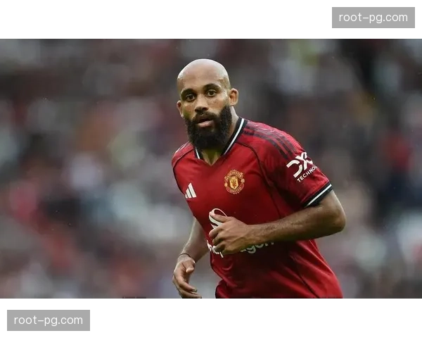 曼联客场表现波动明显，右路防守漏洞场均被过次数偏高